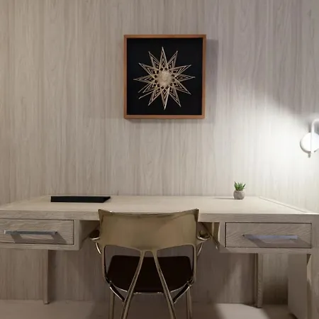 Palace Modern At The Plaza - Queen 5