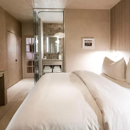 Palace Modern At The Plaza - Queen 5 Hotel
